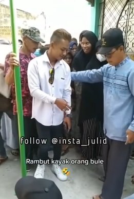 berpenampilan keren pria ini antre ambil daging qurban ending nya nyesek banget