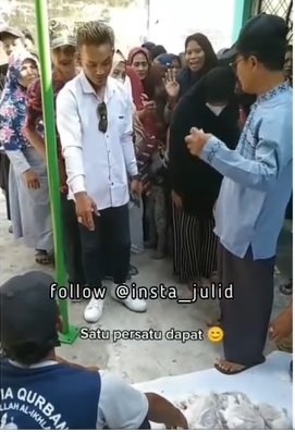 berpenampilan keren pria ini antre ambil daging qurban ending nya nyesek banget