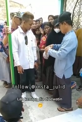 berpenampilan keren pria ini antre ambil daging qurban ending nya nyesek banget