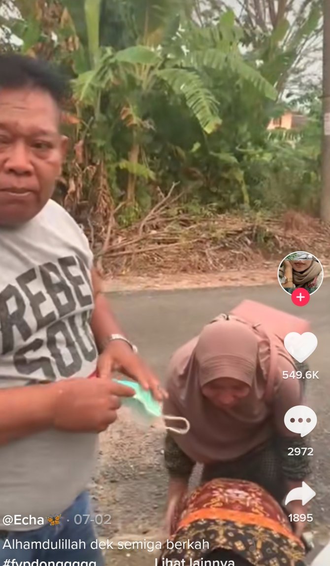 viral kakak adik lulus seleksi bintara polisi momen peluk ayah hingga sujud di kaki ibu jadi sorotan