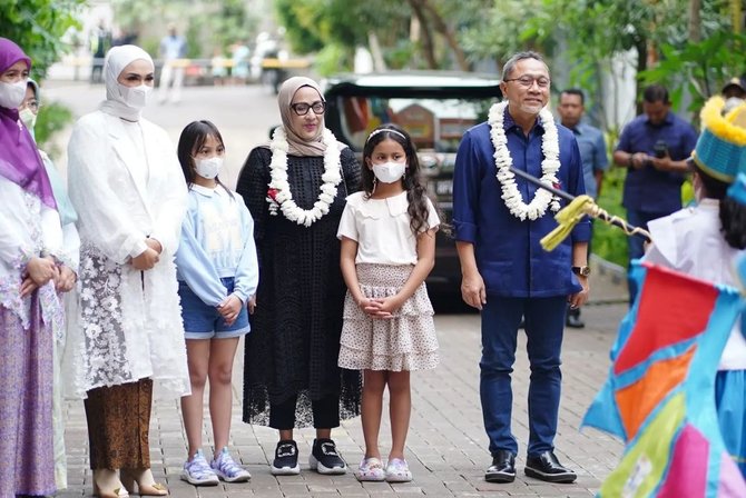 mendag zulhas tinjau pasar murah bareng anak