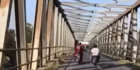 Potret Antrean Pengendara di Jembatan Glendeng Bojonegoro, Dibuka Lagi Usai Rusak