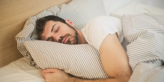 6 Hal yang Bisa Dilakukan di Pagi Hari demi Tidur Malam yang Nyenyak