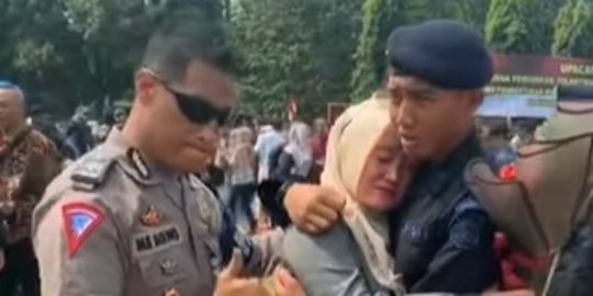 Reaksi Ayah Polisi Anaknya Sukses Jadi Polisi, Ditampar & Dipukul Ujungnya Disayang