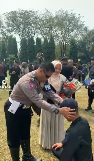 reaksi ayah polisi anaknya sukses jadi polisi ditampar amp dipukul ujungnya disayang