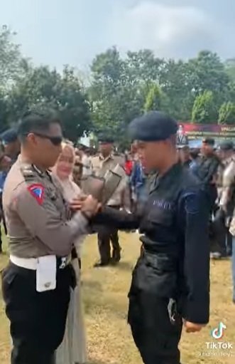 reaksi ayah polisi anaknya sukses jadi polisi ditampar amp dipukul ujungnya disayang
