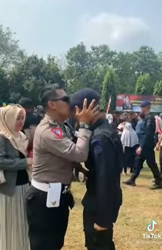 reaksi ayah polisi anaknya sukses jadi polisi ditampar amp dipukul ujungnya disayang