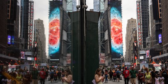 Times Square Tampilkan Warna-warni Gugusan Galaksi dari Teleskop Antariksa Webb