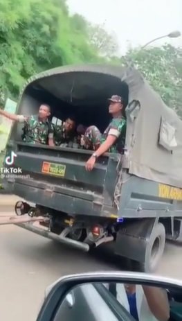 perempuan ini heboh semangati anggota tni dari dalam mobil tak kenal tapi panggil sayang