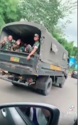 perempuan ini heboh semangati anggota tni dari dalam mobil tak kenal tapi panggil sayang