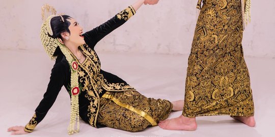 Pakai Busana Adat Jawa, Ini Potret Prewedding Via Vallen dan Chevra Yolandi