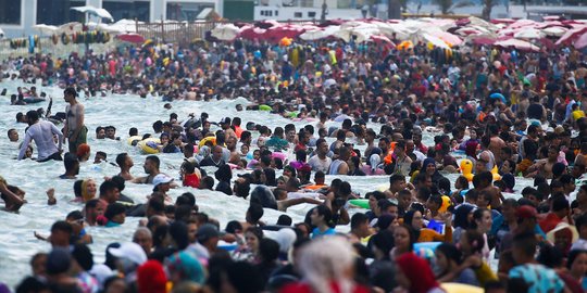 Ribuan Warga Mesir Padati Pantai saat Dilanda Gelombang Panas