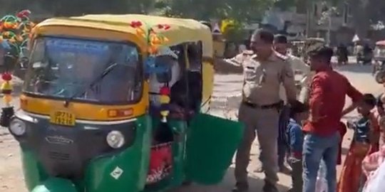 Polisi India Tilang Bajaj Berisi 27 Penumpang