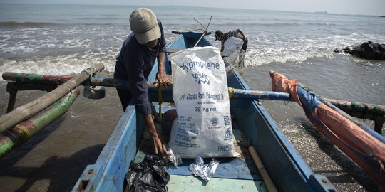 Chandra Asri Gandeng Nelayan untuk Angkut Sampah Plastik di Pesisir Anyer