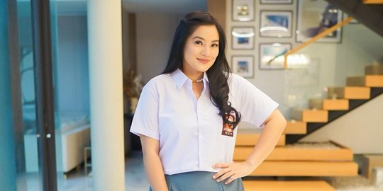 5 Potret Cantik Titi Kamal Pakai Seragam SMA, Wajah Awet Muda Curi Perhatian