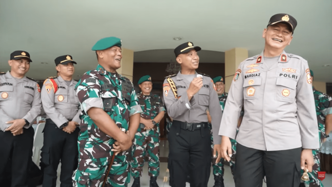 gaya pak bhabin ngobrol sama jenderal tni dan polri