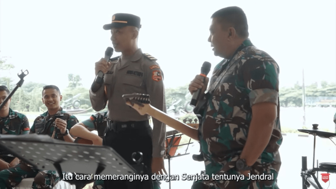 gaya pak bhabin ngobrol sama jenderal tni dan polri