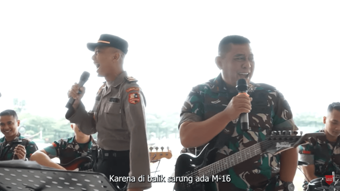 gaya pak bhabin ngobrol sama jenderal tni dan polri