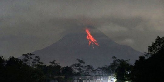 Gunung Merapi Dua Kali Luncurkan Guguran Lava Pijar Sejauh 1.800 Meter