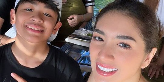 Bak Kakak Adik, Ini Potret Angel Karamoy & Kedua Anaknya yang Beranjak Remaja