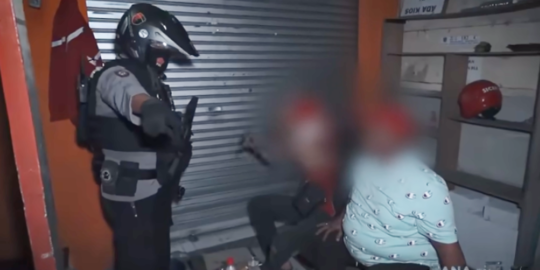 Polisi 'Digas', Ditunjuk-tunjuk sama 2 Pria Mabuk, Penyebabnya Teler di Pinggir Jalan