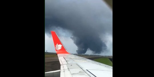 Pabrik Paralon Dekat Bandara Soekarno-Hatta Terbakar, Penerbangan Masih Aman