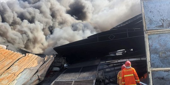 Kebakaran Pabrik Paralon di Tangerang, Pemadam Khawatir Api Merambat ke SPBU