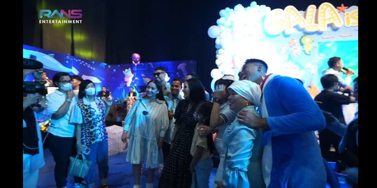 Potret Cantik Nagita Slavina Hadiri Acara Ulang Tahun Gala Sky yang Ke-2