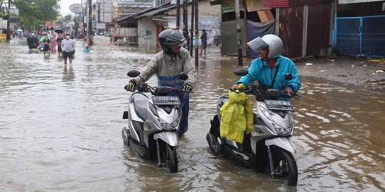 Jalan Penghubung Tangerang-Jakarta Terputus Akibat Banjir