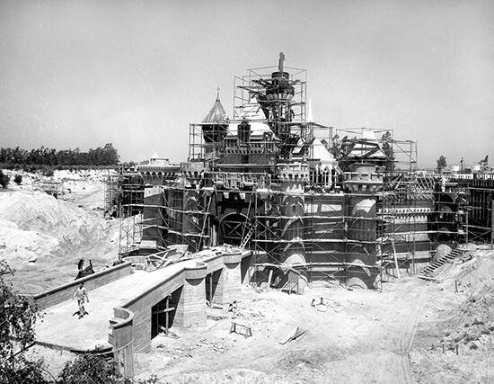 pembukaan disneyland di california tahun 1955