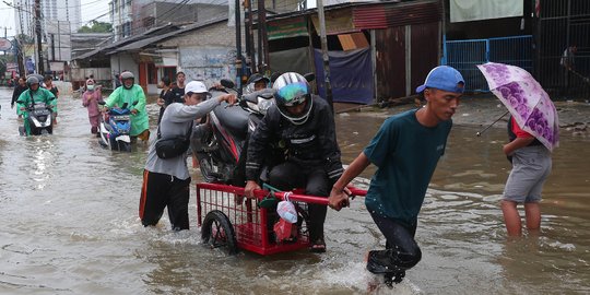 Jasa Gerobak untuk Angkut Motor Bermunculan di Tengah Banjir Tangerang