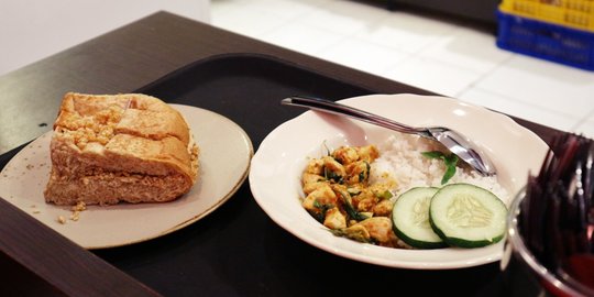 Mencicipi Lezatnya Sepiring Nasi Ayam Kemangi, Menu Sarapan Baru di Roti Cengli