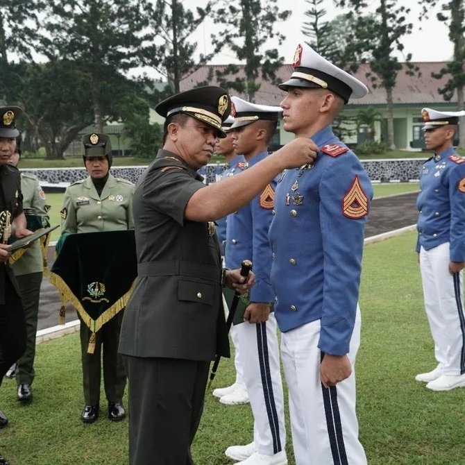 taruna akmil ganteng enzo naik pangkat dan raih penghargaan