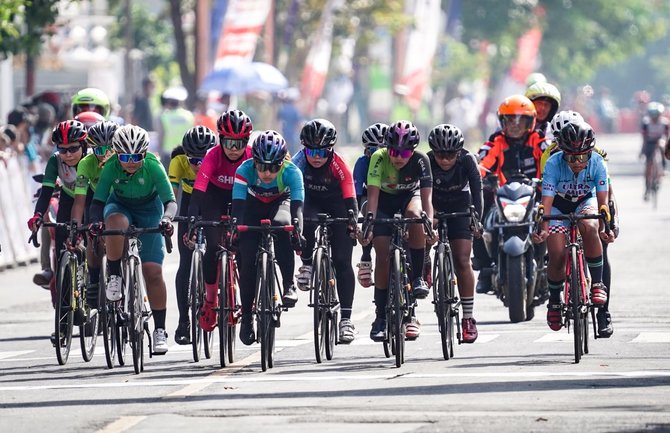 bupati ipuk lepas pembalap di nomor criterium