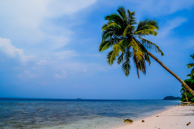 pantai pasir putih pulau kelagian