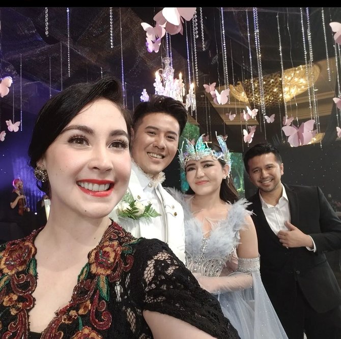5 potret gaya artis yang hadiri resepsi pernikahan via vallen curi perhatian