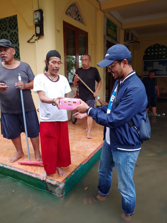 bri beri bantuan ke warga ciledug tangerang amp garut