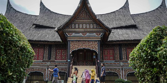 Mendagri Minta Kepala Daerah Renovasi Anjungan Daerahnya di TMII