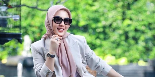 6 Potret Elegan Syahrini Pakai Blazer Sambil Tenteng Tas Hermes, Bak Wanita Kantoran