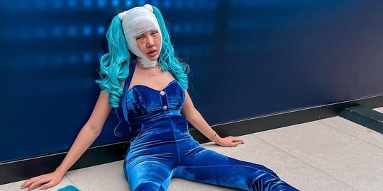 Gaya Nyentrik Lucinta Luna Usai Operasi 'Pemotongan Leher' di Korea Selatan
