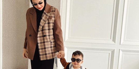 6 Gaya Ukkasya Anak Zaskia Sungkar Pakai Kacamata, Ekspresinya Gemes Banget!