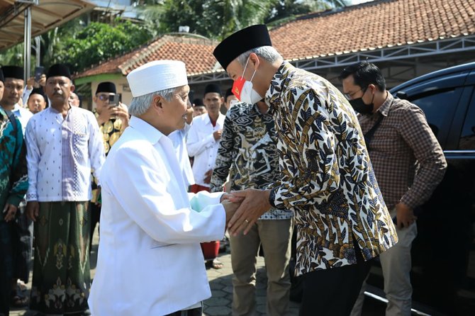 kedekatan ganjar pranowo dengan kh nawawi