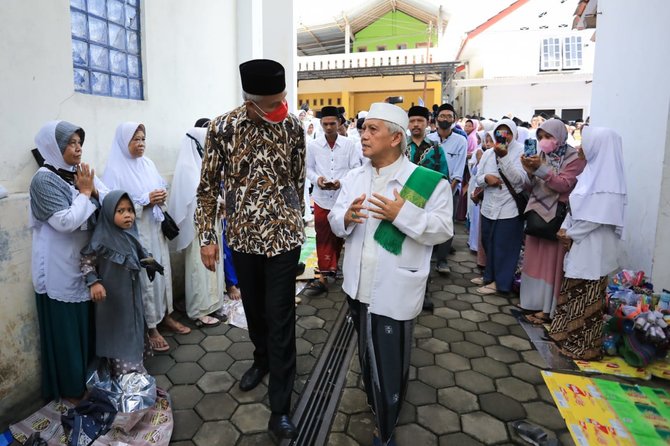 kedekatan ganjar pranowo dengan kh nawawi