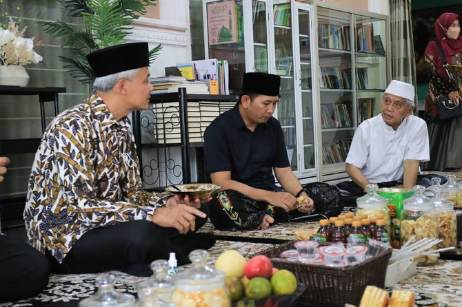 kedekatan ganjar pranowo dengan kh nawawi