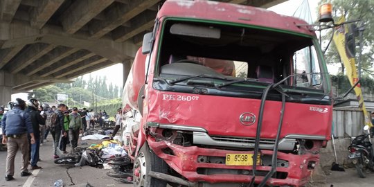 Kecelakaan Maut Cibubur, Serpihan Kaca Masih Berserakan di TKP