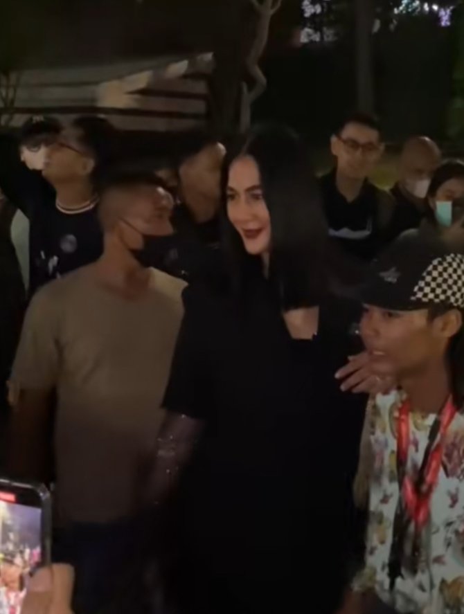 berpose barang bonge ini potret paula verhoeven beraksi di citayam fashion week