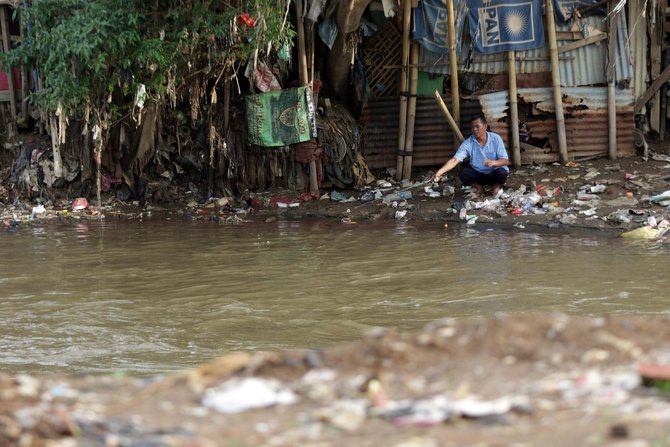 bantaran kali ciliwung