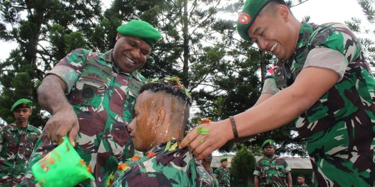 Melihat Tradisi Penyambutan Prajurit TNI Baru di Papua, Harus Mandi Kembang