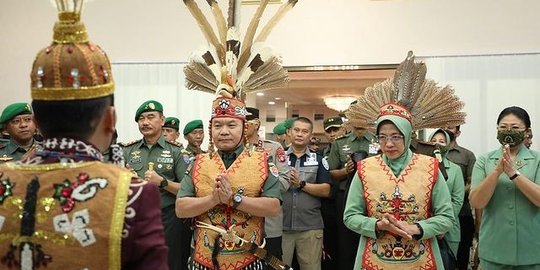 Kasad Dudung Dianugerahi Gelar Tertinggi Suku Dayak, Ini Potret Dipakaikan Rompi Adat