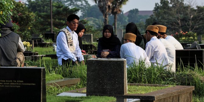 Urutan Doa Ziarah Kubur Lengkap dengan Latin & Artinya, Beserta Adab-Adabnya